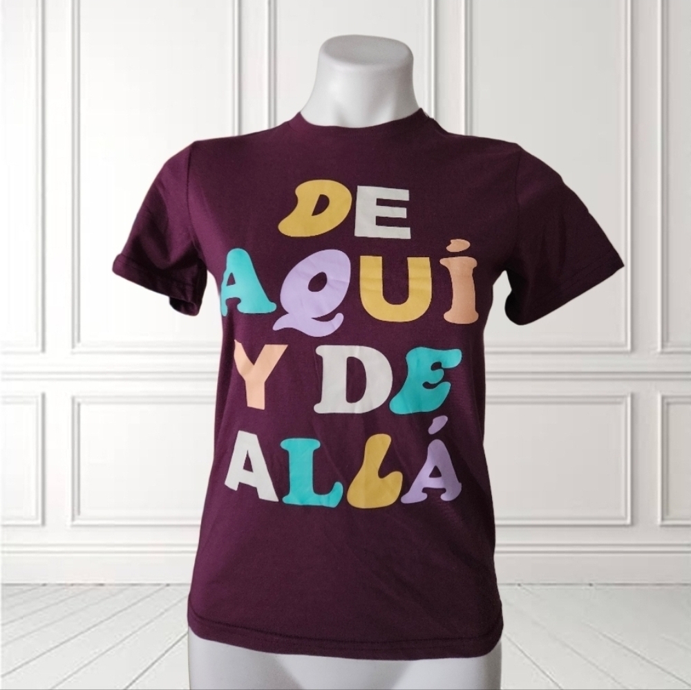 Purple Graphic T-Shirt" DE Aqui Y DE ALLA"